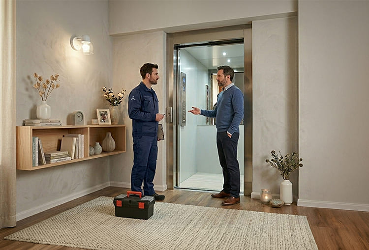 Nouvelle réglementation ITC AEM 1 pour les ascenseurs en Espagne 3 Technicien de SHE-Elevator expliquant le plan de maintenance préventive à un propriétaire