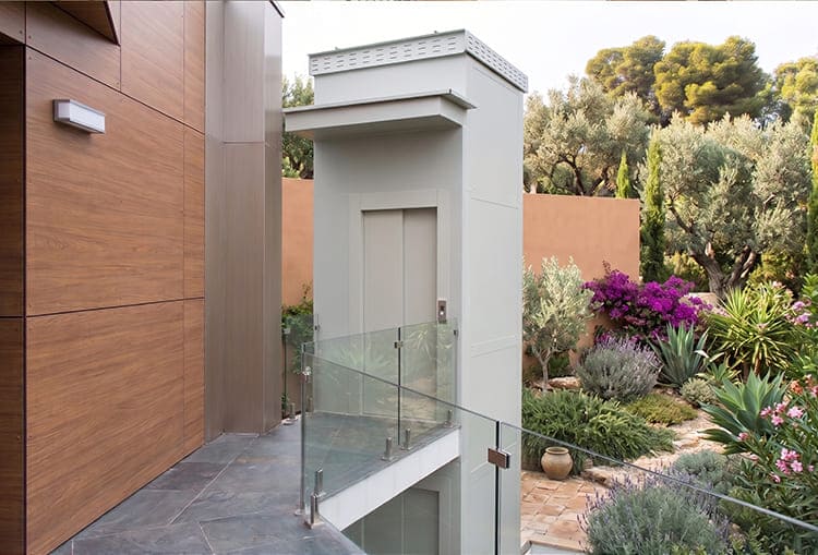 Los ascensores que mejor aprovechan el espacio en tu hogar 2 Estructura de ascensor exterior instalado en la fachada de una vivienda unifamiliar para optimizar el espacio interior